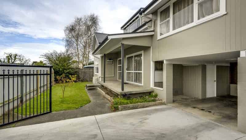 707 Oak Road, Akina