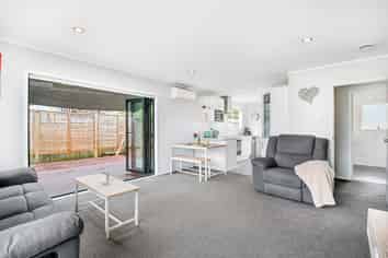 Unit 2/17 Kemp Road, Massey