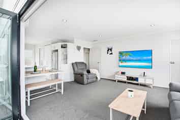 Unit 2/17 Kemp Road, Massey