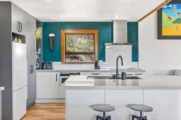 42 Main Road, Luggate