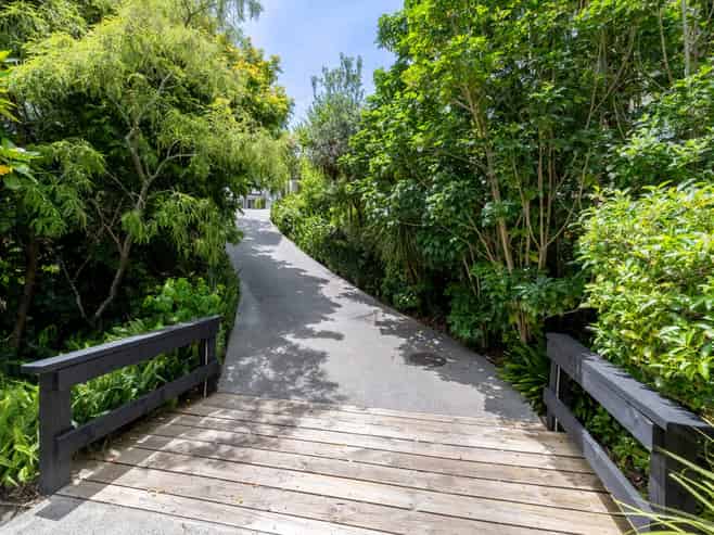 100 Beach Road, Mellons Bay