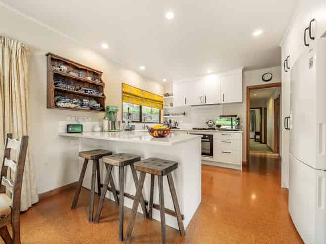 16 Jocelyn Crescent, Pinehaven