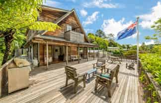 16 Jocelyn Crescent, Pinehaven