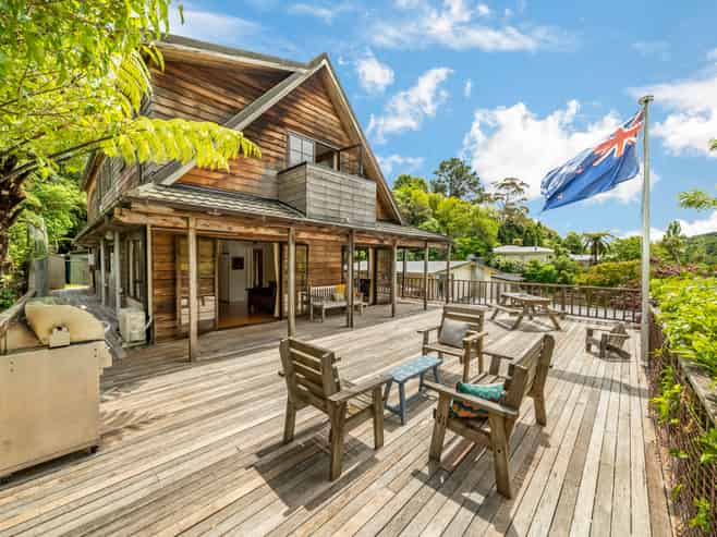 16 Jocelyn Crescent, Pinehaven