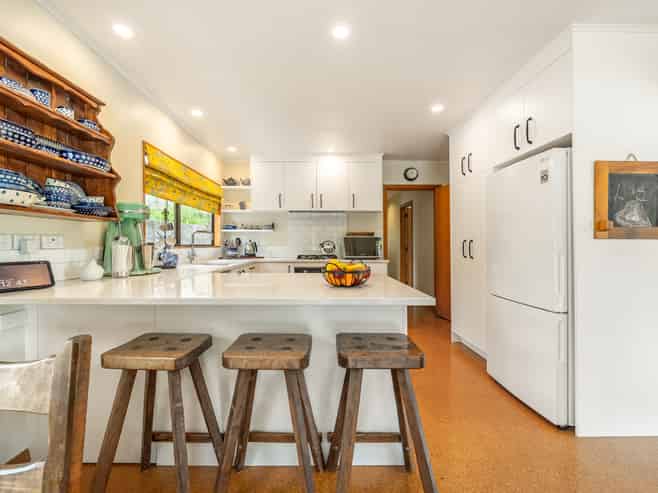 16 Jocelyn Crescent, Pinehaven