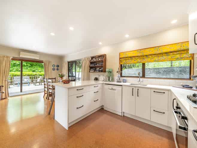 16 Jocelyn Crescent, Pinehaven