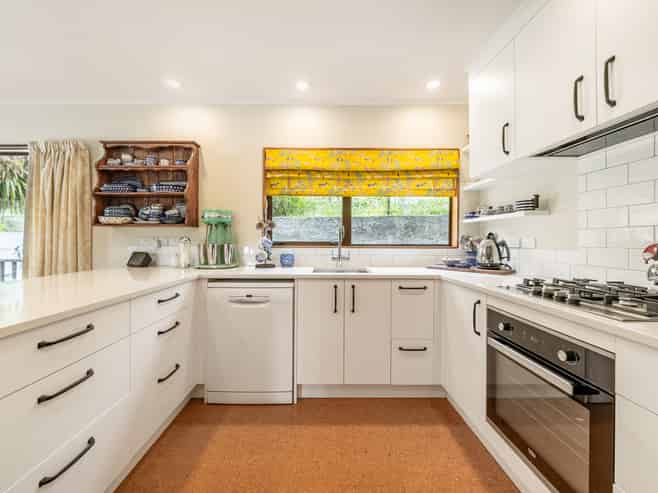 16 Jocelyn Crescent, Pinehaven