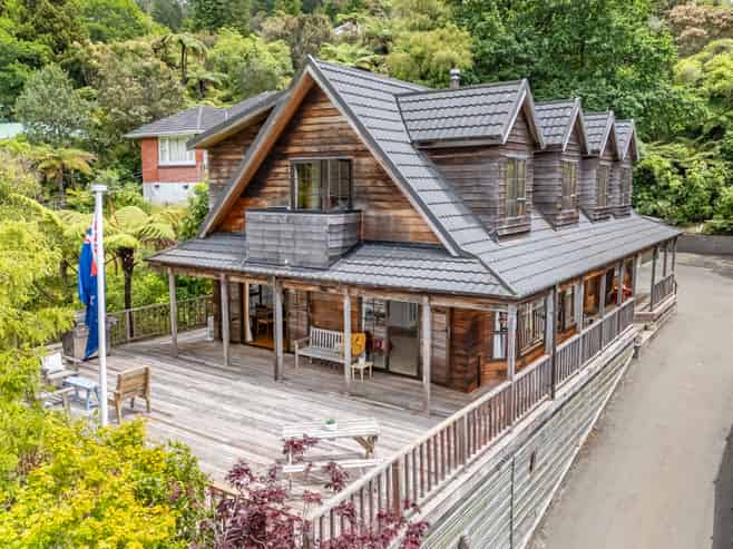 16 Jocelyn Crescent, Pinehaven