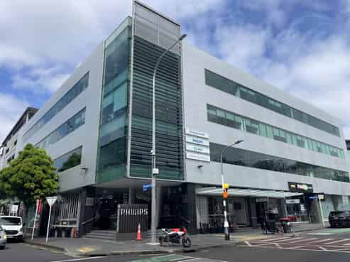 Motivated sublease in prominent address