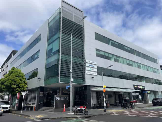 Motivated sublease in prominent address