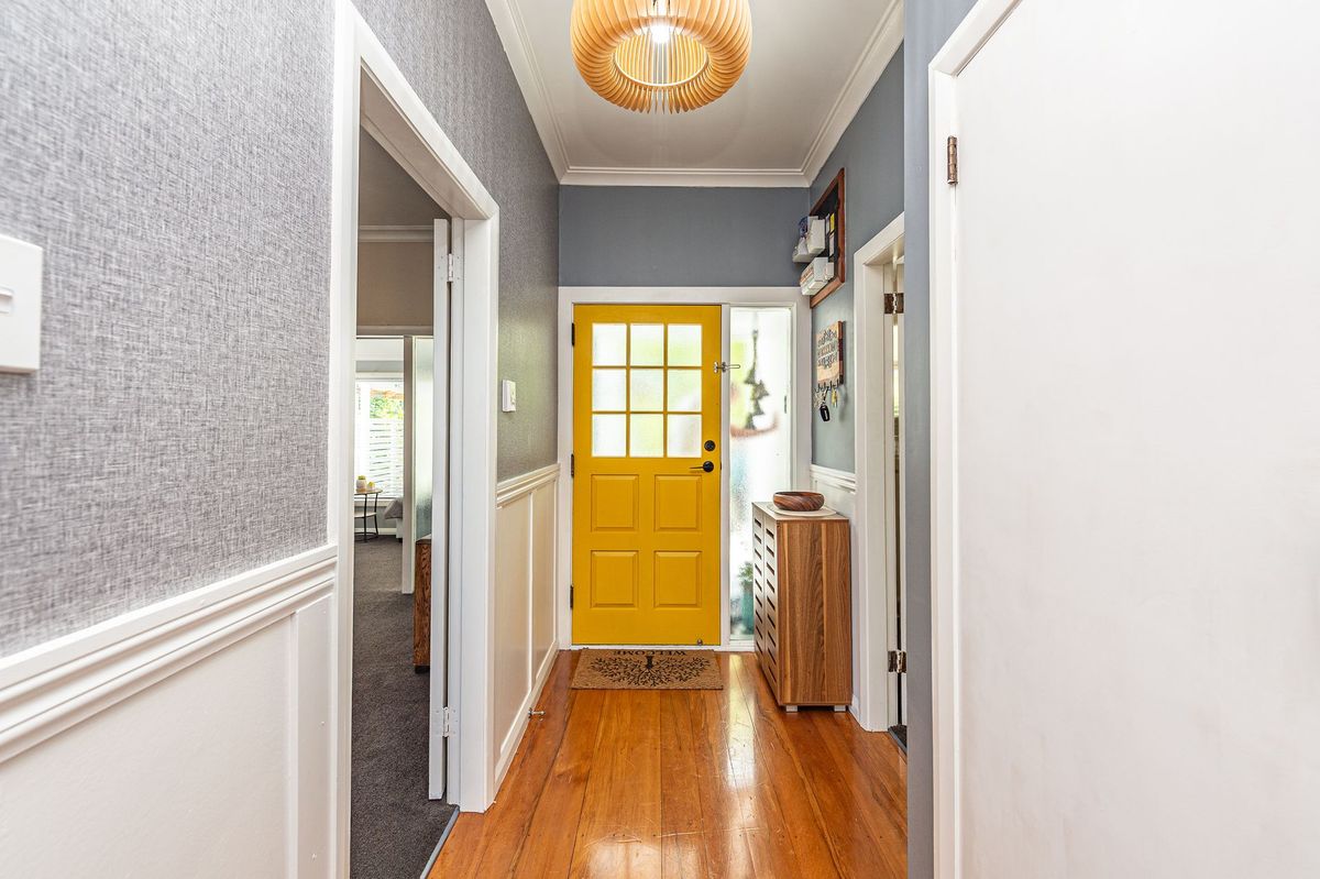 Timeless charm, sought after location - Widok 5