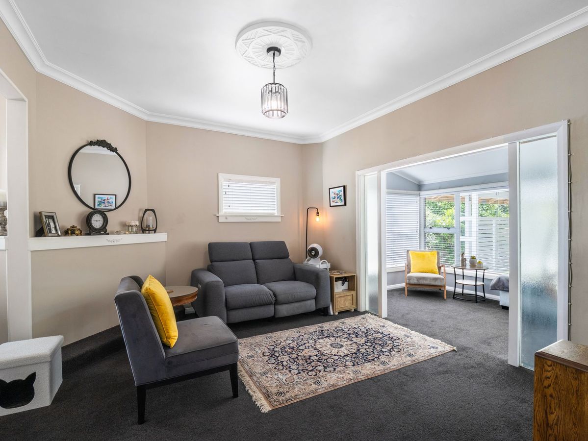 Timeless charm, sought after location - Widok 6