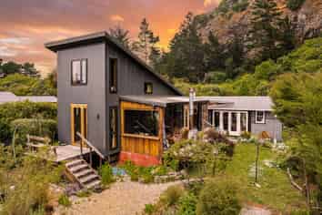 8 Beach Road, Purakaunui