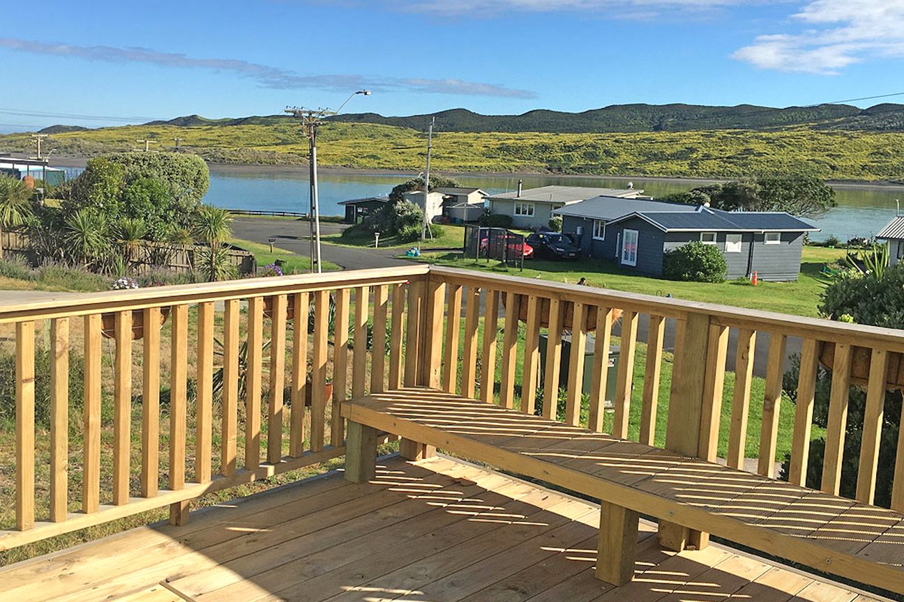 Ocean, Sand, Surf In Raglan – pohled 5