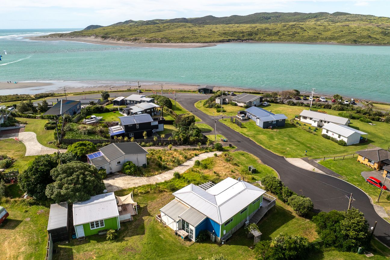Ocean, Sand, Surf In Raglan – pohled 3