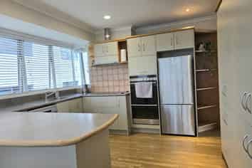 25 Eaton Crescent , Matua