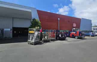 Great Industrial Facility + 40 Car parks!