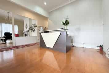 Gorgeous Dominion Road Villa | 182 m2