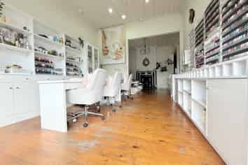 Gorgeous Dominion Road Villa | 182 m2