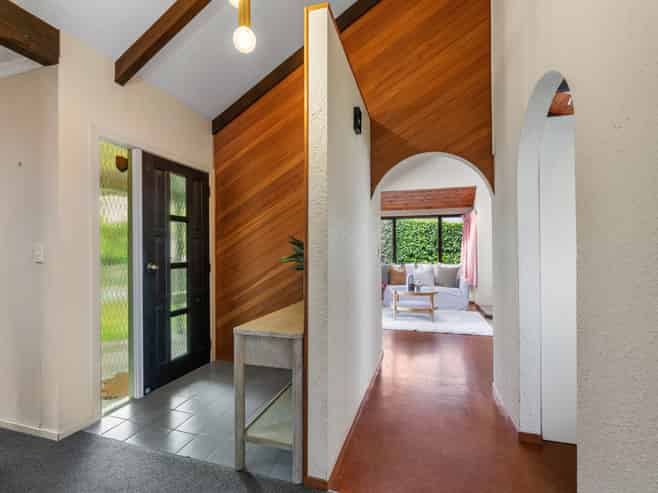 8 Sunny Bay Road, Matua