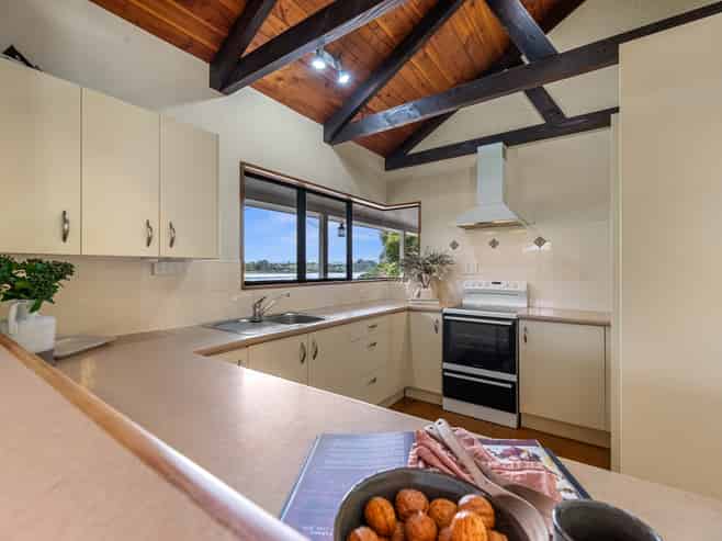 8 Sunny Bay Road, Matua