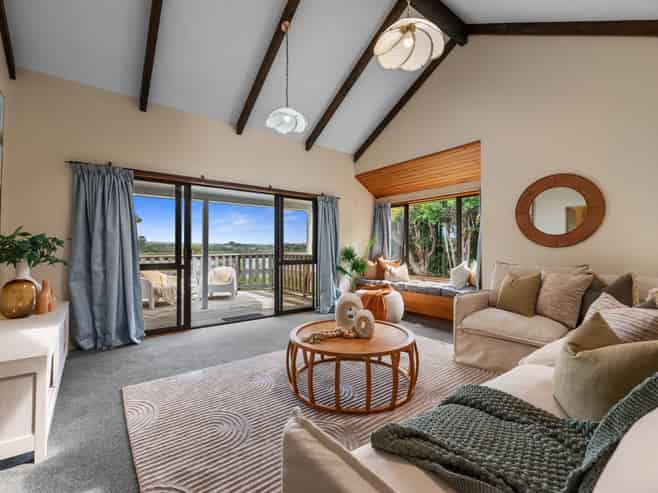 8 Sunny Bay Road, Matua