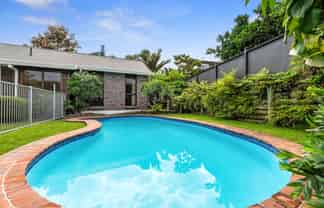 8 Sunny Bay Road, Matua