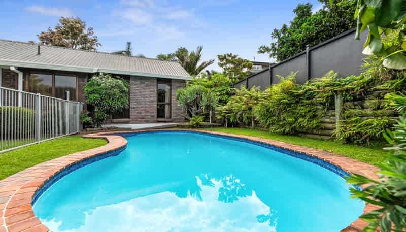 8 Sunny Bay Road, Matua