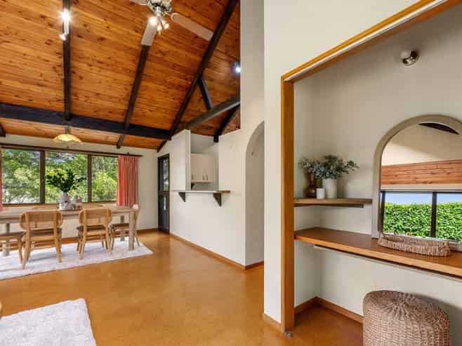 8 Sunny Bay Road, Matua