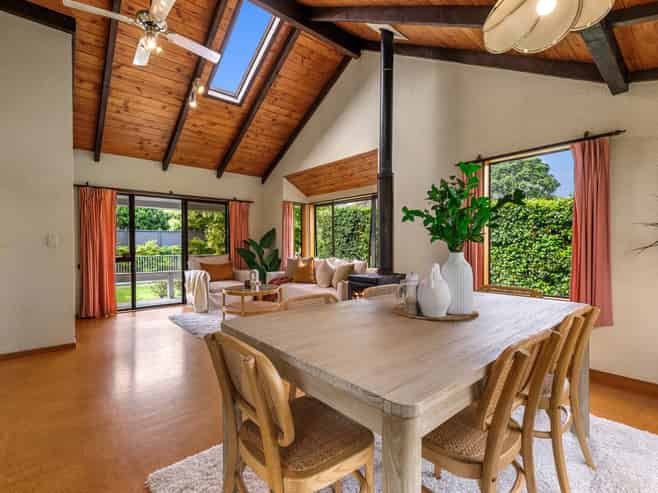 8 Sunny Bay Road, Matua