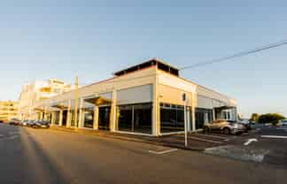 Showroom & Warehouse With 48 Parks