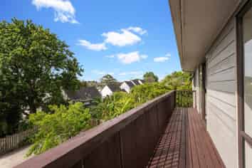 2/19 Lagoon Drive, Panmure