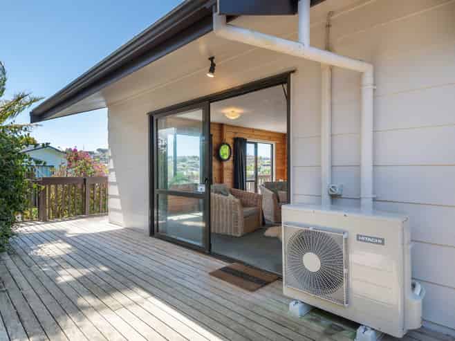 1/8 Camilla Grove, Totara Vale