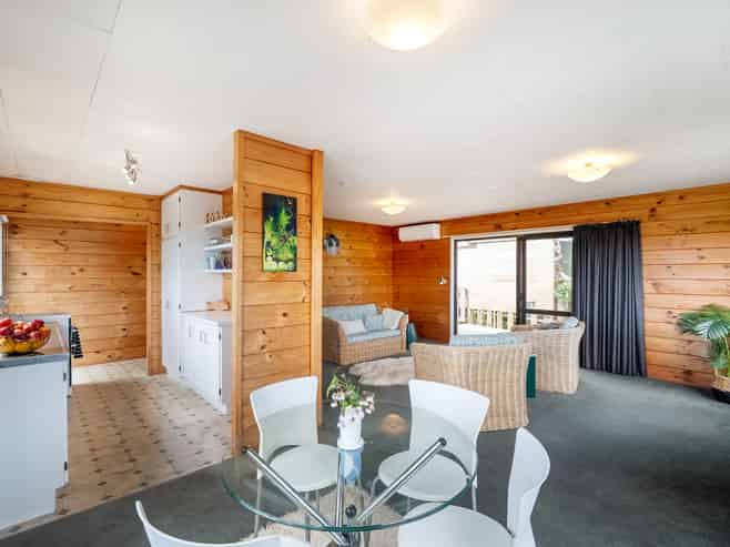 1/8 Camilla Grove, Totara Vale