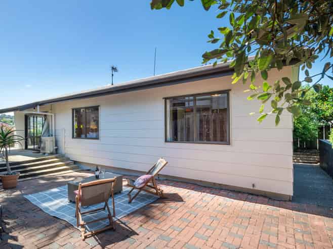 1/8 Camilla Grove, Totara Vale