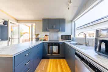 17 Avenue Road, West End