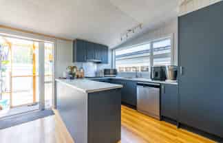 17 Avenue Road, West End