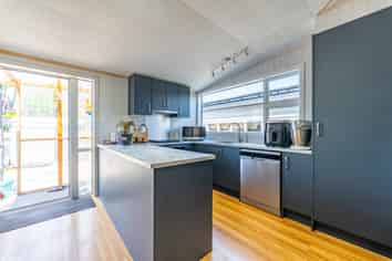 17 Avenue Road, West End