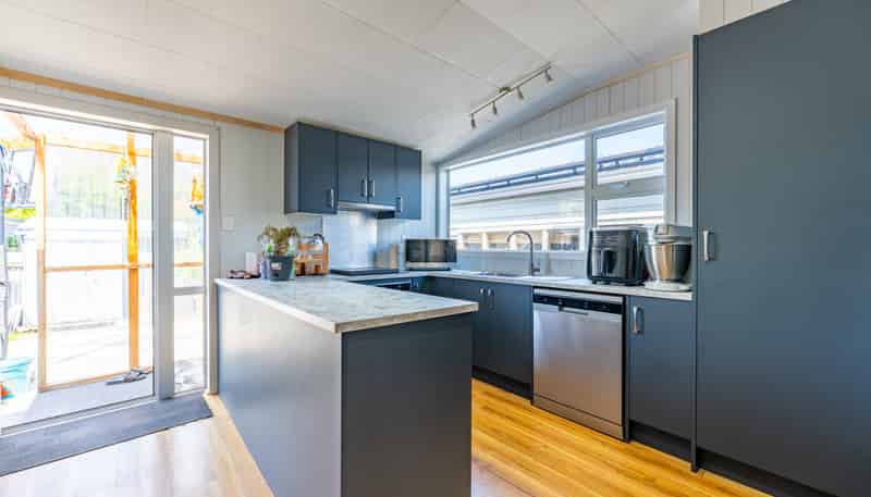 17 Avenue Road, West End