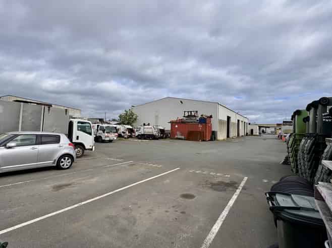 Freestanding warehouse with office and secure yard