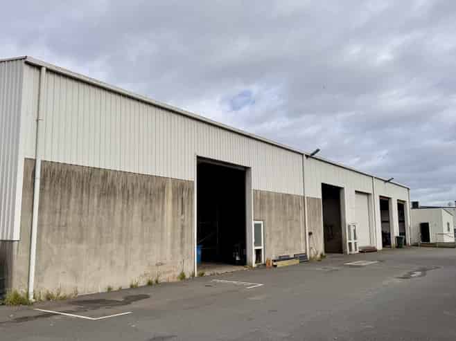 Freestanding warehouse with office and secure yard