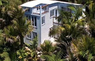 17 Rayner Road, Piha