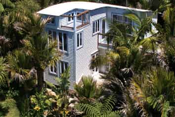 17 Rayner Road, Piha