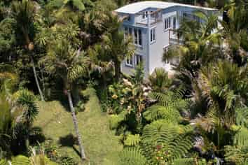 17 Rayner Road, Piha