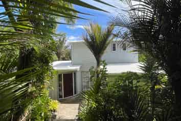 17 Rayner Road, Piha