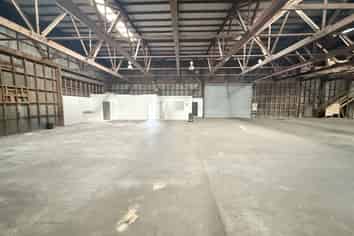 Functional Wiri Warehouse Minimal Office | 740m2