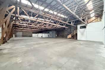 Functional Wiri Warehouse Minimal Office | 740m2