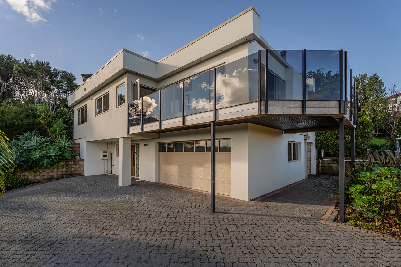 SEA VIEWS, ELEVATED, DOUBLE-GLAZED AND A SURPRISE! - Bild 2