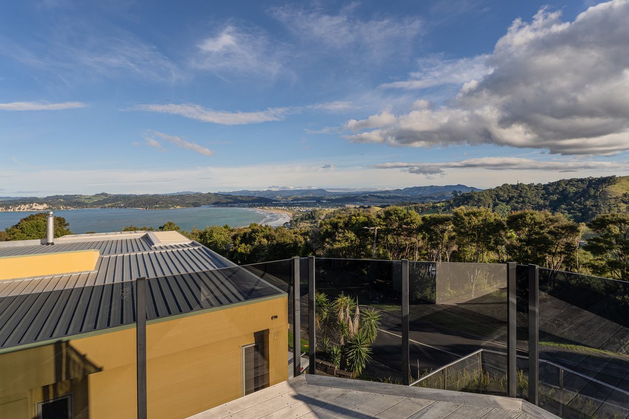 SEA VIEWS, ELEVATED, DOUBLE-GLAZED AND A SURPRISE! - Widok 4