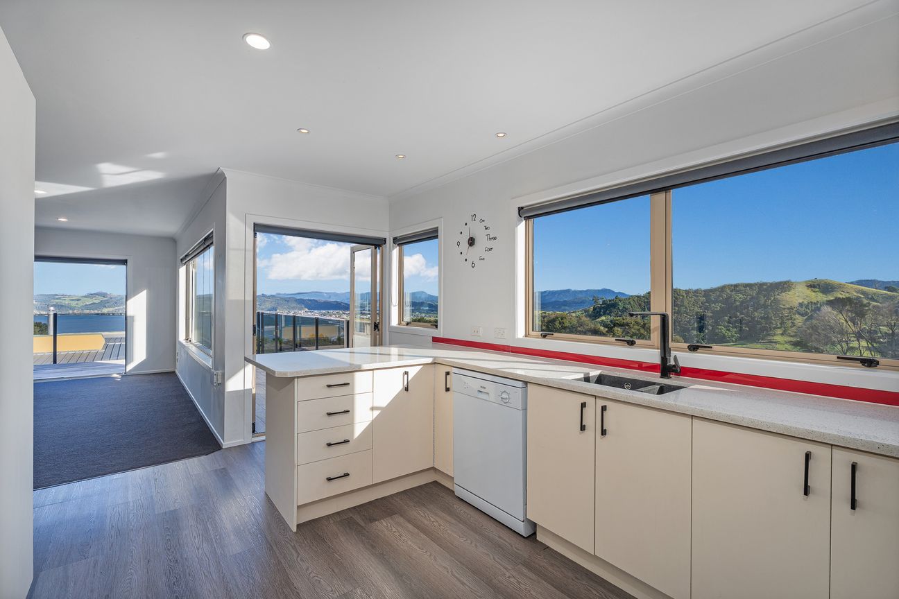 SEA VIEWS, ELEVATED, DOUBLE-GLAZED AND A SURPRISE! - Widok 6